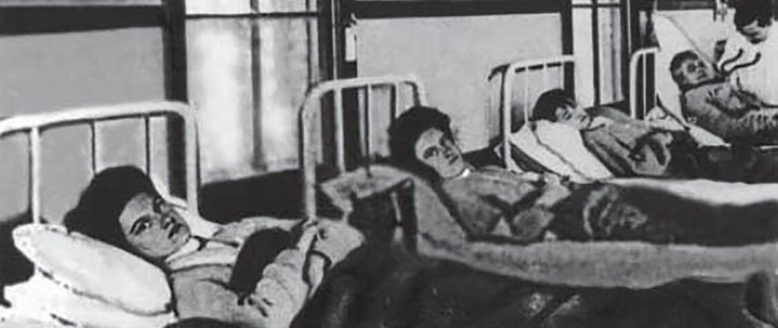 Мэри на ближайшей койке. Судя по ее лицу она явно не довольна.