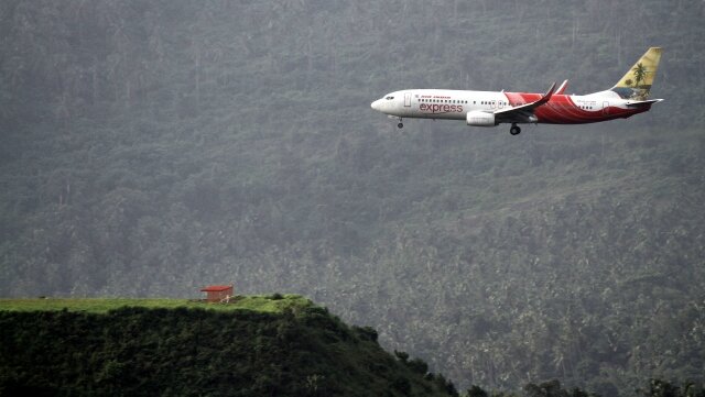    Самолёт авиакомпании Air India Express заходит на посадку в аэропорту «Каликут» («Кожикоде») (cc) Dhruvarahjs