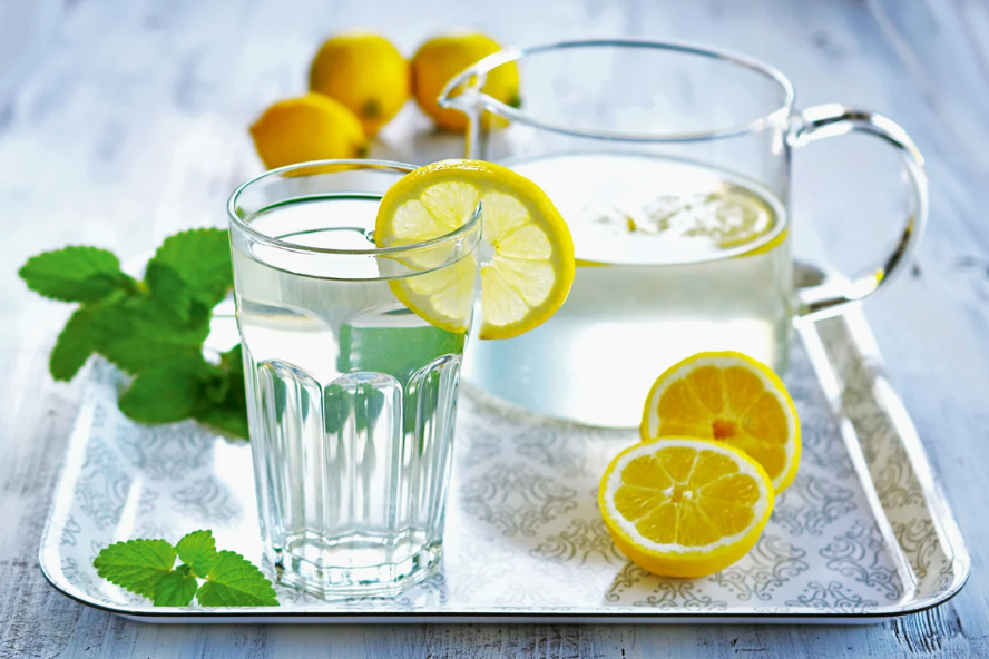 Не поверите, но просто теплая вода с лимоном принесет в разы больше пользы, чем кофе