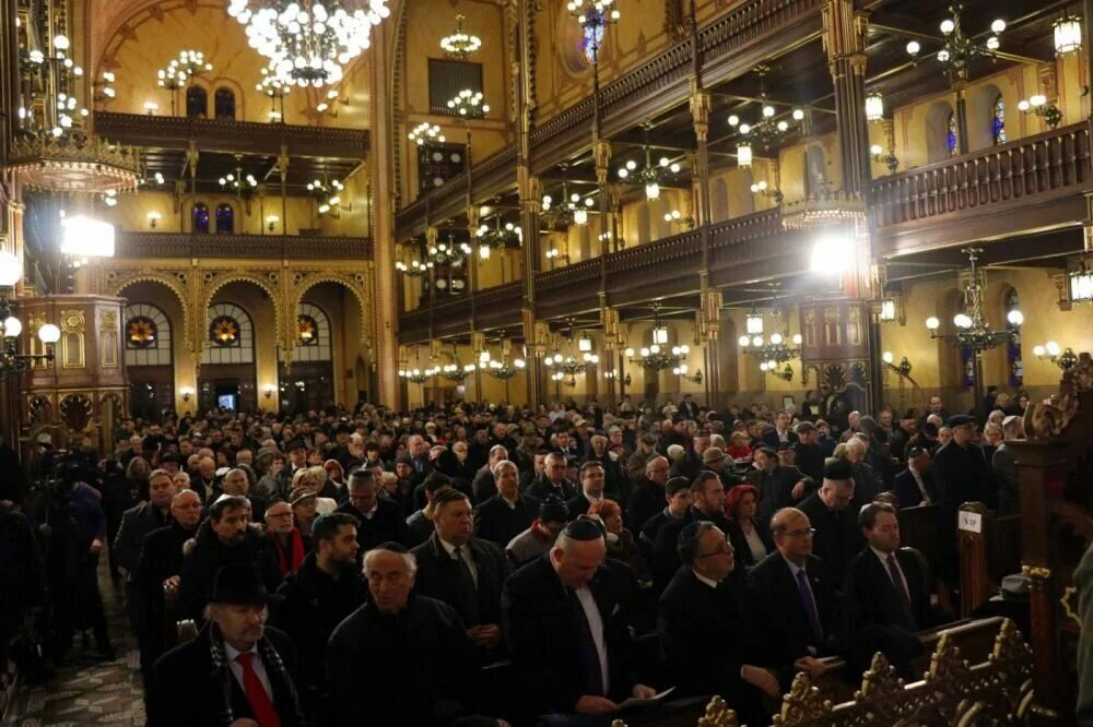Синагога для людей исповедующих. Синагога любавических хасидов, москва. Хазан в синагоге. Синагога равина иудея. Еврейская служба в синагоге.