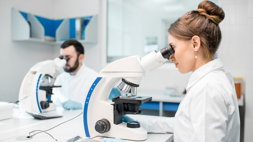    Ученый за микроскопом © Adobe Stock