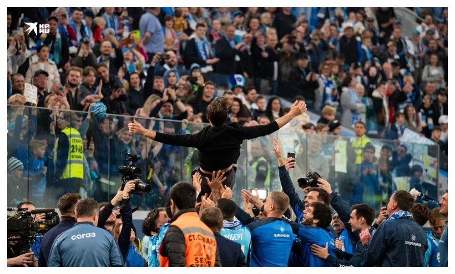    Футболисты санкт-петербургской команды покачали главного тренера Сергея Семака на руках. Фото: Юлия Пыхалова, КП