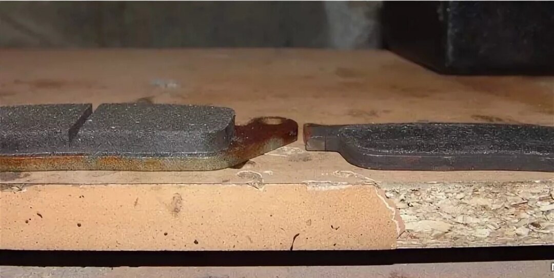 Слева новая колодка, справа изношеная