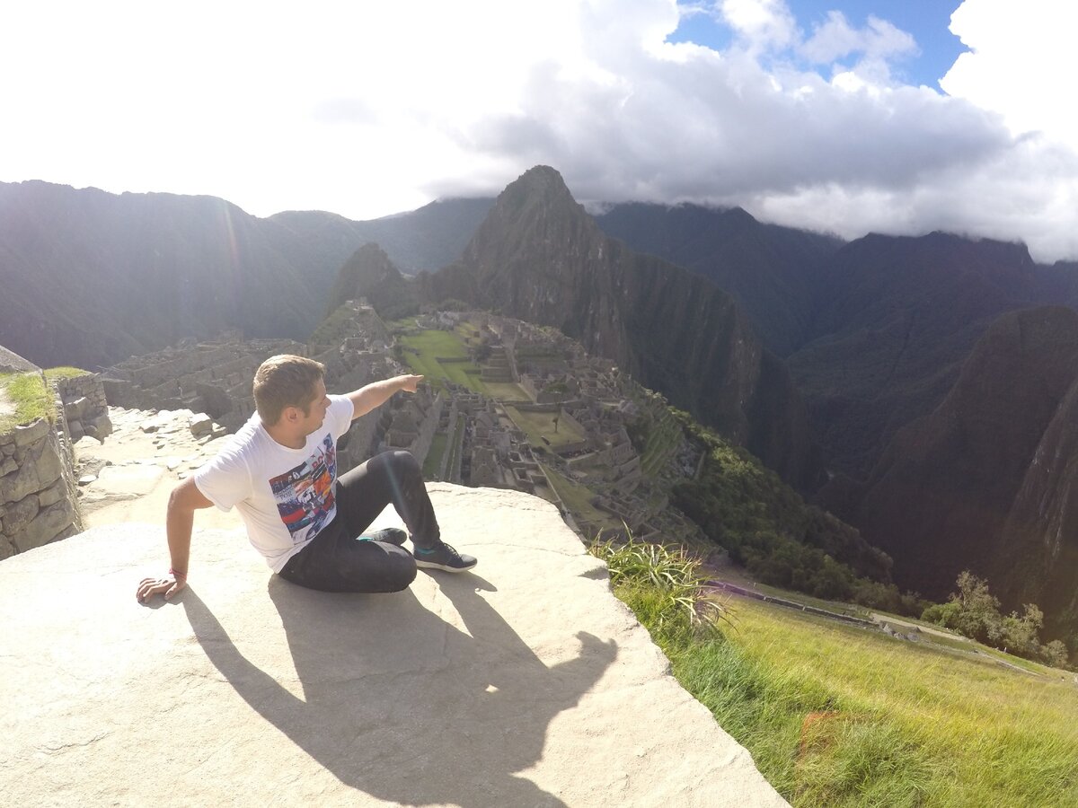 Вон туда надо идти!