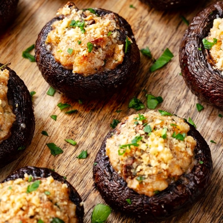 Фаршированные грибы – это закуска, популярная десятилетиями