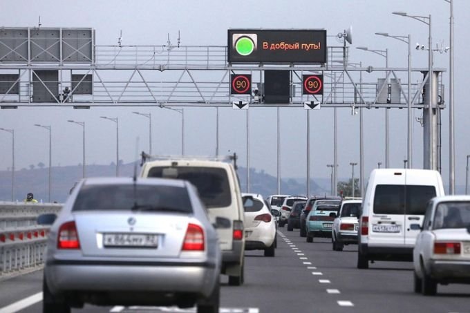 Автомобили на Крымском мосту. Источник: rusunion.com