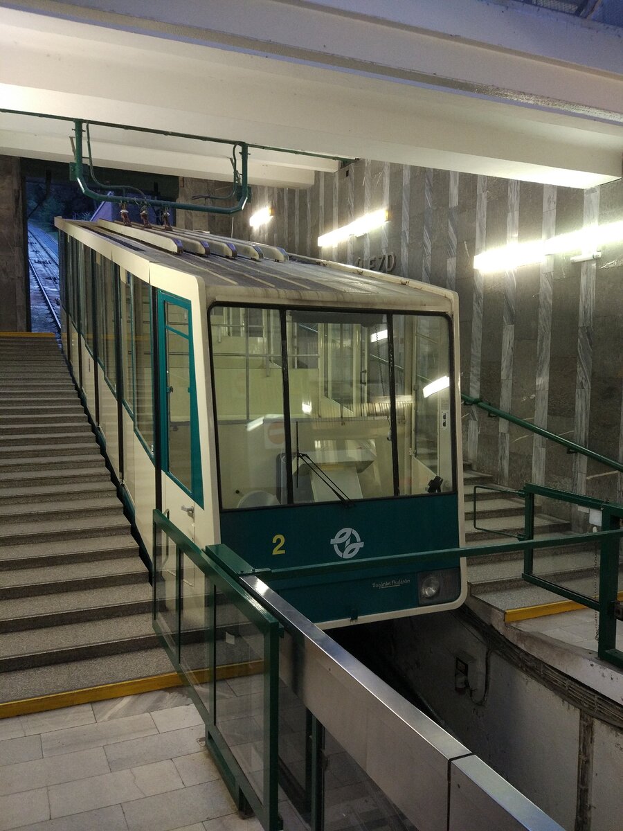 Один из двух вагончиков фуникулера.