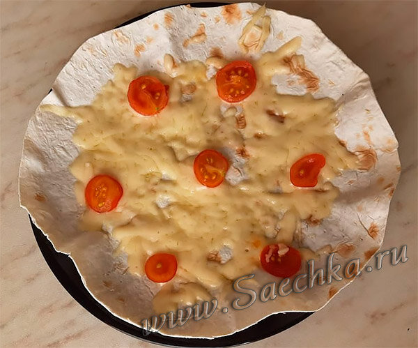 Лаваш с сыром и помидорами