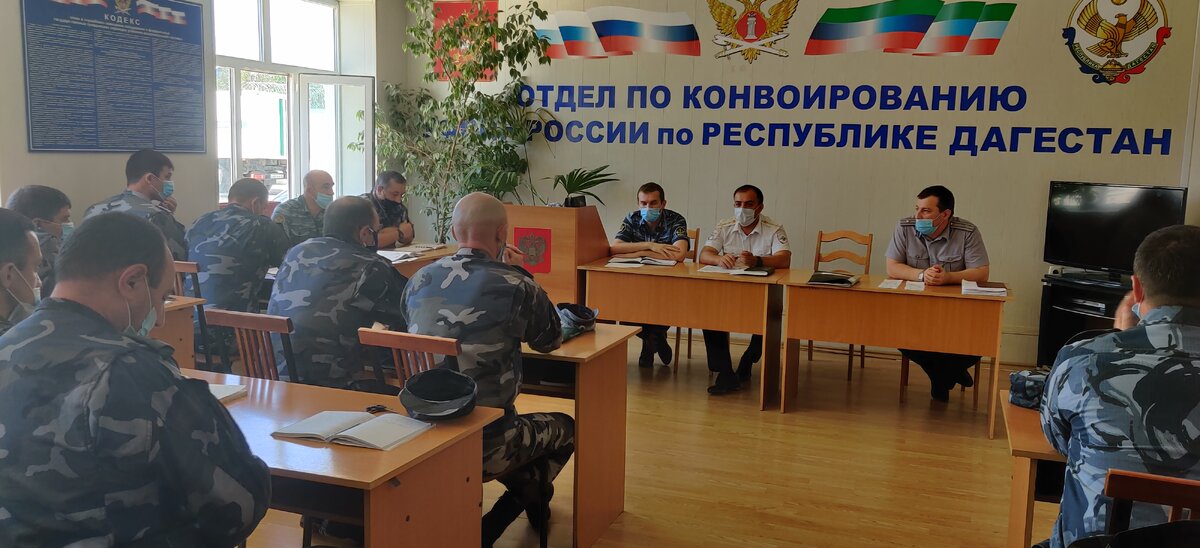  В ходе встречи полицейский напомнил о необходимости строго соблюдать правила дорожного движения, чтобы обезопасить жизнь и здоровье всех участников дорожного движения, а также рассказал об ответственности за совершение административных правонарушений.
Особое внимание сотрудника Госавтоинспекции было обращено на дорожно-транспортные происшествия с тяжкими последствиями, при участии пешеходов. Каждый из участников мероприятия смог получить исчерпывающий компетентный комментарий по всем интересующим темам в рамках безопасного поведения на дороге.
В заключение встречи Руслан Рагимов дал рекомендации водителям по соблюдению мер безопасности при управлении личным автомобилем, а также призвал применять ремни безопасности и напоминать пассажирам о такой необходимости.
Инспектор напомнил родителям о важности использования детских удерживающих устройств при перевозке малышей в автомобиле и отметил, что дети, в первую очередь берут пример со старших, поэтому всегда и везде необходимо соблюдать правила дорожного движения, чтобы сохранить жизнь и здоровье близких людей.


