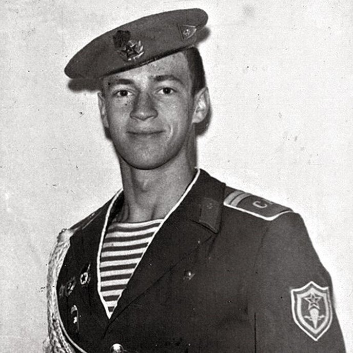 Сергей Бадюк в армии. в парадной форме.    фото:  картинки -яндекса.