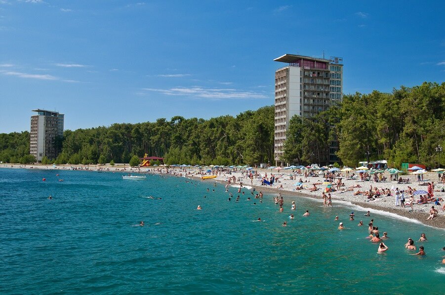 Погода в пицунде в феврале. Абхазия Пицунда Курортный городок. Пляж Пицунда Абхазия. Курорт Пицунда пляж. Пицунда пляж Курортный.