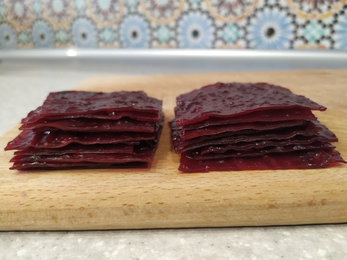 Добрый день, сегодня готовим сливовую пастилу, это очень вкусный, натуральный и полезный десерт, который понравится вам и вашим деткам.   Пастила из сливы получается тонкой, эластичной , ее кисло-сладкий вкус совершенно лишен приторности, так как сахара мы будем использовать не так уж и много.