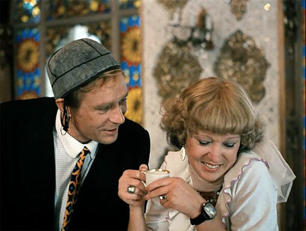 Кадр из фильма "Любовь и голуби". Василий и Раиса Захаровна.