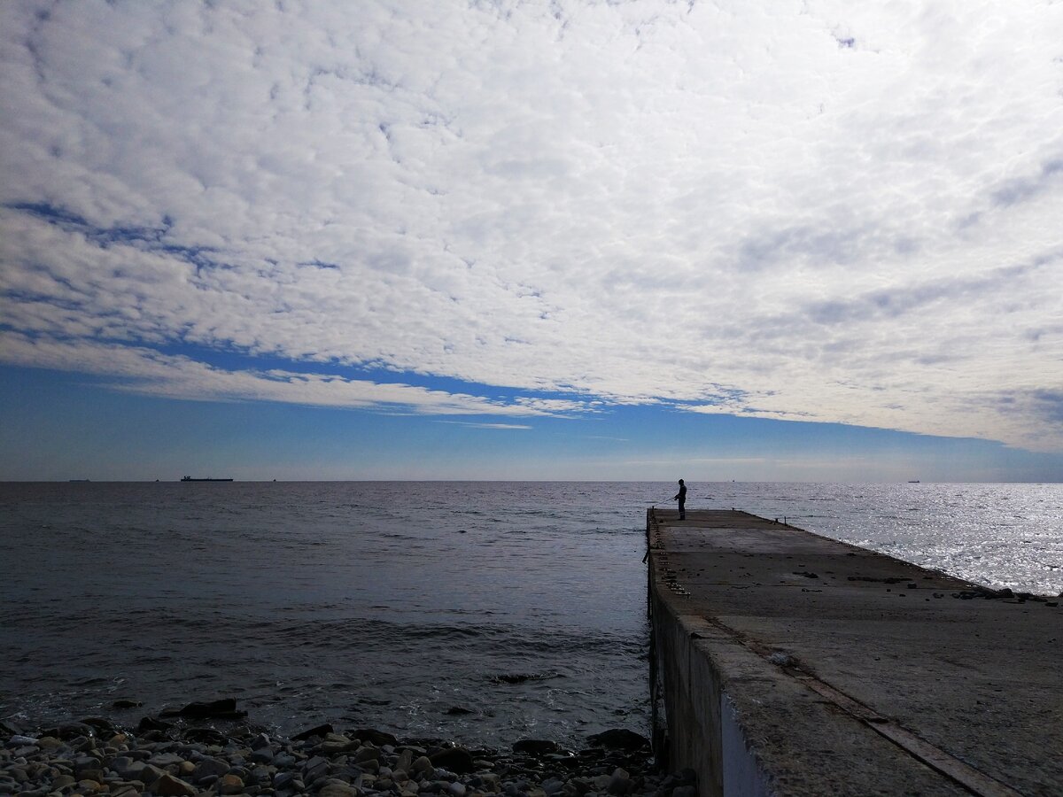 Наслаждаюсь пейзажем, пока муж ловит рыбу.