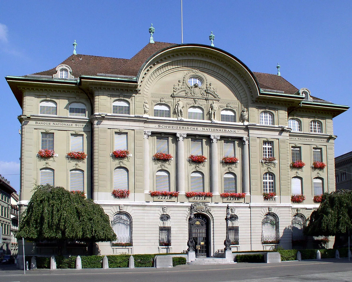 https://upload.wikimedia.org/wikipedia/commons/thumb/8/8a/Schweizerische_Nationalbank_Bern.jpg/1495px-Schweizerische_Nationalbank_Bern.jpg