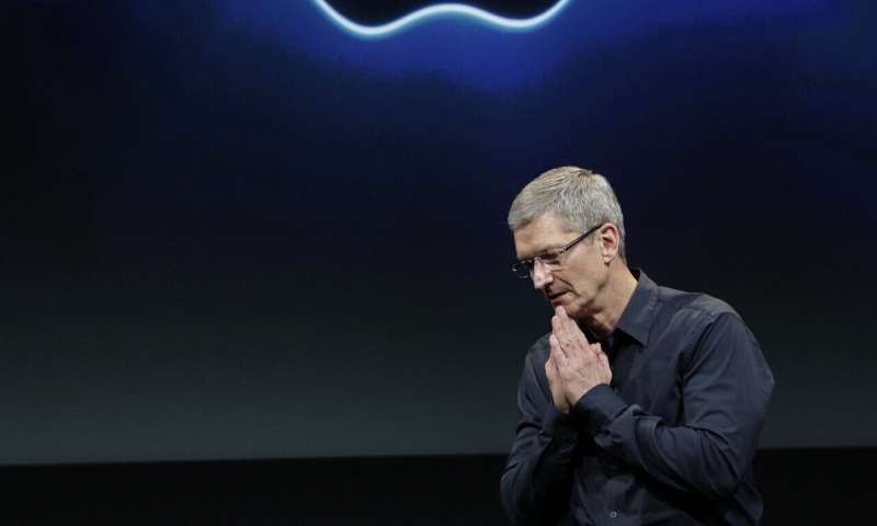 На этой фотографии из архива от 4 октября 2011 года генеральный директор Apple Тим Кук жестикулирует во время презентации iPhone 4S в штаб-квартире Apple в Купертино, штат Калифорния. Кук создал свое собственное наследие. Он отметит свою девятую годовщину на посту генерального директора Apple в понедельник - в тот же день, когда компания разделит свои акции во второй раз за время его правления. (AP Photo / Paul Sakuma, файл)
