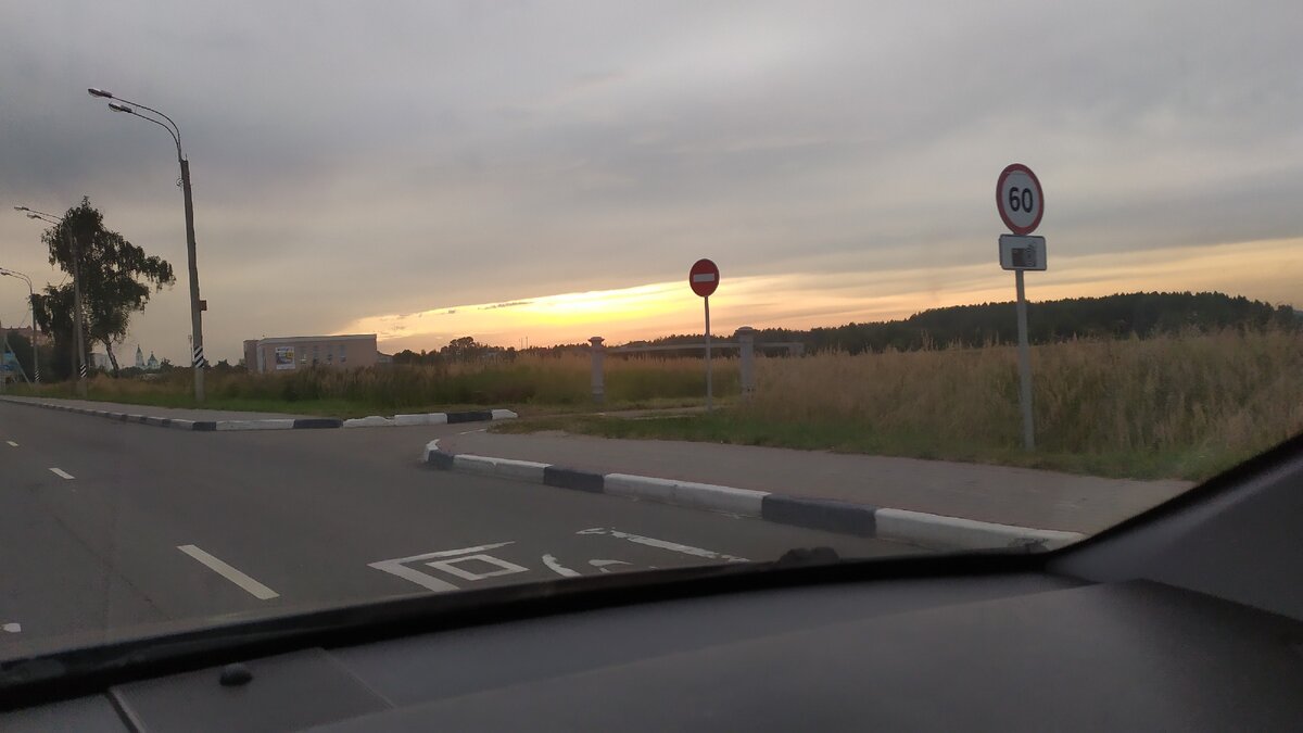 Красивый закат на ожившей машине