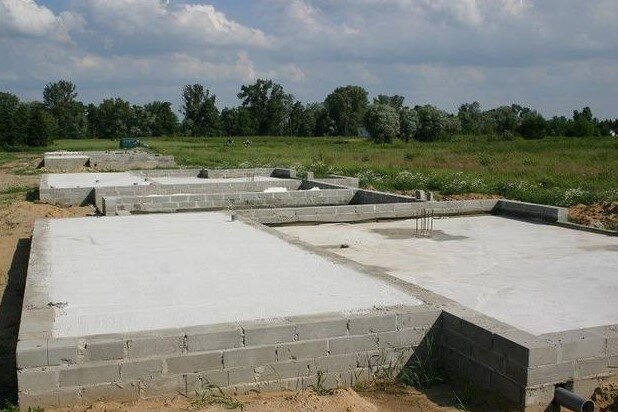 Дом в нулевом состоянии. Традиционные фундаменты - скамейки и кирпичные фундаментные стены