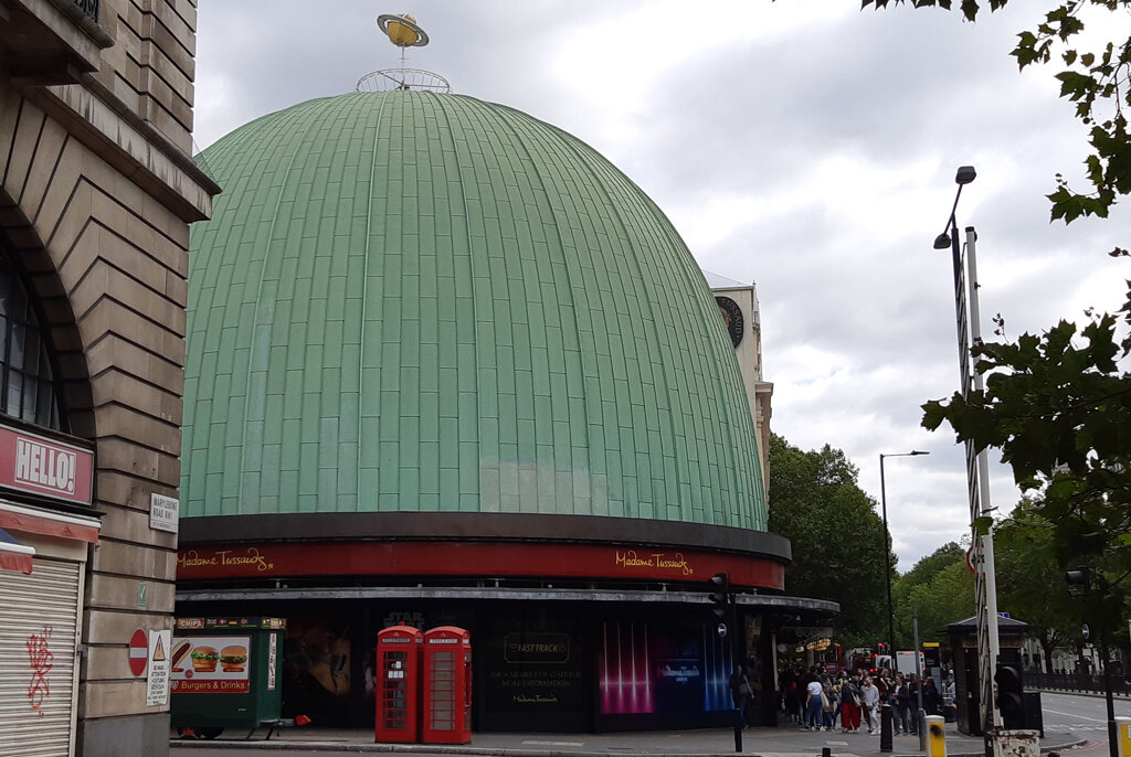 Музей Мадам Тюссо всего в нескольких метрах от станции метро "Бейкер-стрит"