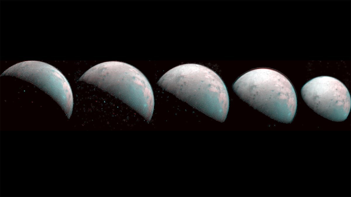На снимке: изображения, сделанные JIRAM на борту космического корабля НАСА Juno 26 декабря 2019 года, показывают первое инфракрасное отображение Северного полюса Ганимеда. Молекулы замороженной воды, обнаруженные на обоих его полюсах, не имеют упорядоченной структуры и сильно отличаются от льда, обнаруженного на экваторе спутника. Источник: NASA / JPL-Caltech / SwRI / ASI / INAF / JIRAM.