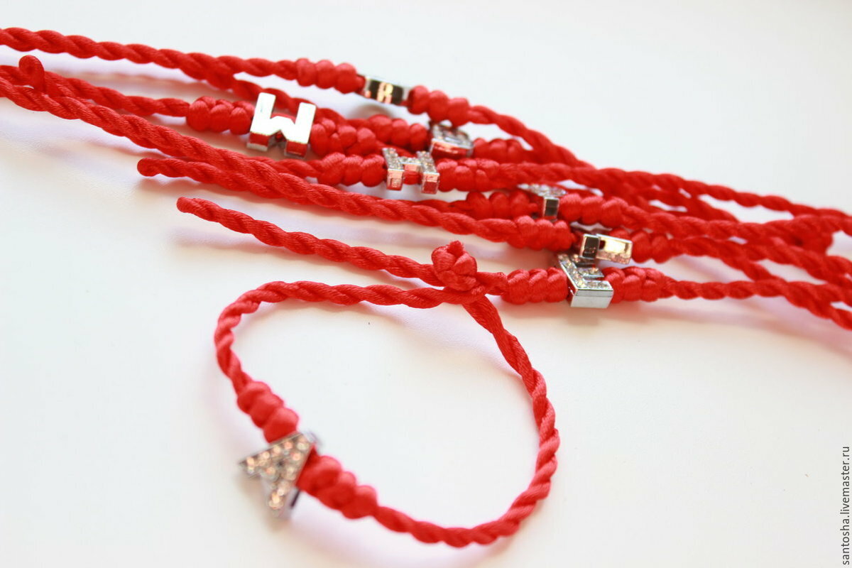 красные браслеты на руку. красная нить. красный браслет оберег. шерстяная нитка на запястье. браслет из красной нити с бусинами.