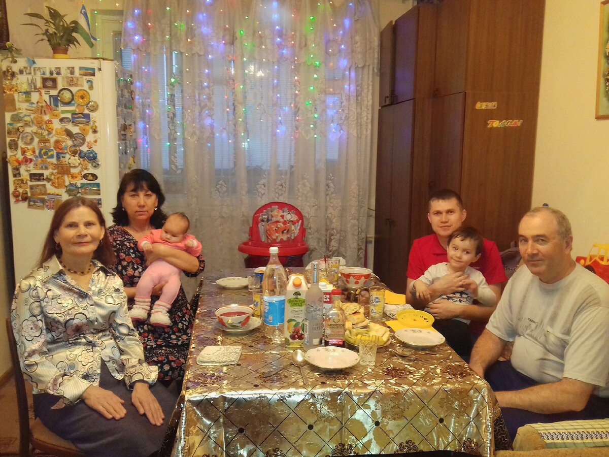 На все праздники стараемся собираться с родителями. Но есть такие, которые хотели бы провести только своей семьёй