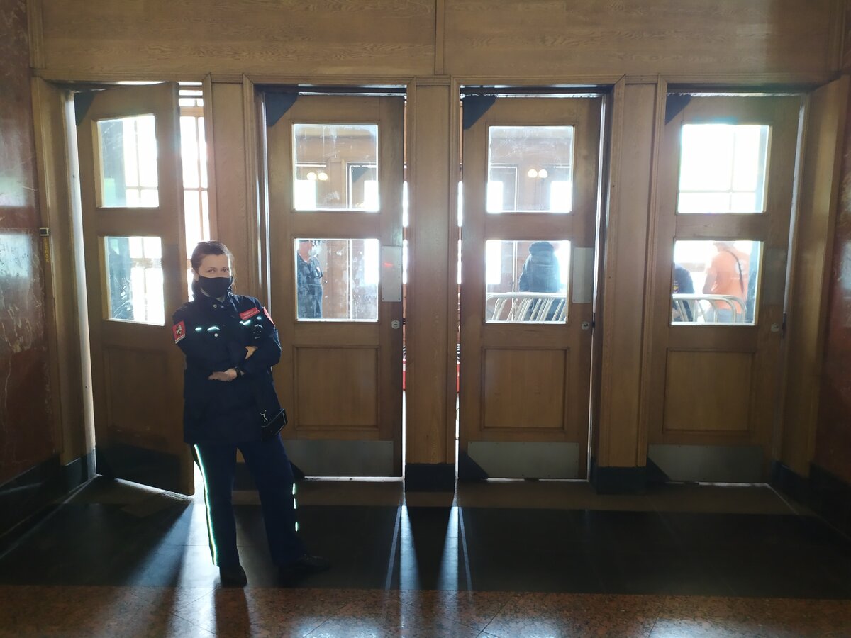 Бука. На заднем фоне штрафуют людей. Конвейер. 