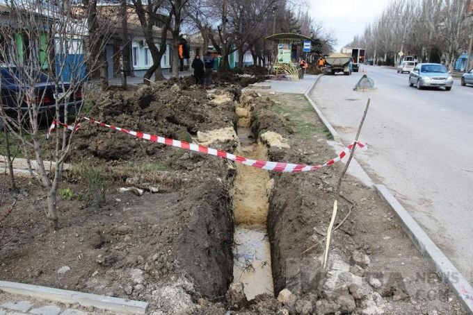Ремонт водовода на одной из улиц Феодосии. Фото: kafanews.com