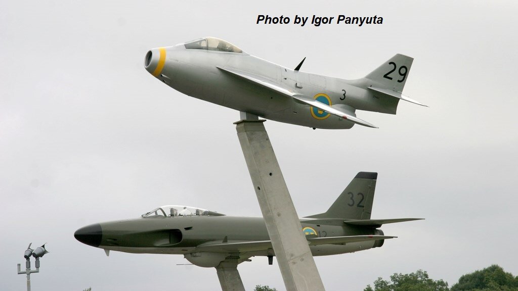 На постаменте вдоль дороги к авиационному музею Flygvapenmuseum «Saab 32 Lansen (A 32A) и «Saab 29 Tunnan» (J 29B)