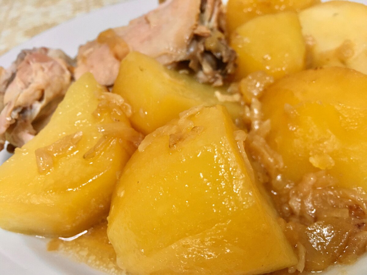 Картошка с курицей в луковом соусе