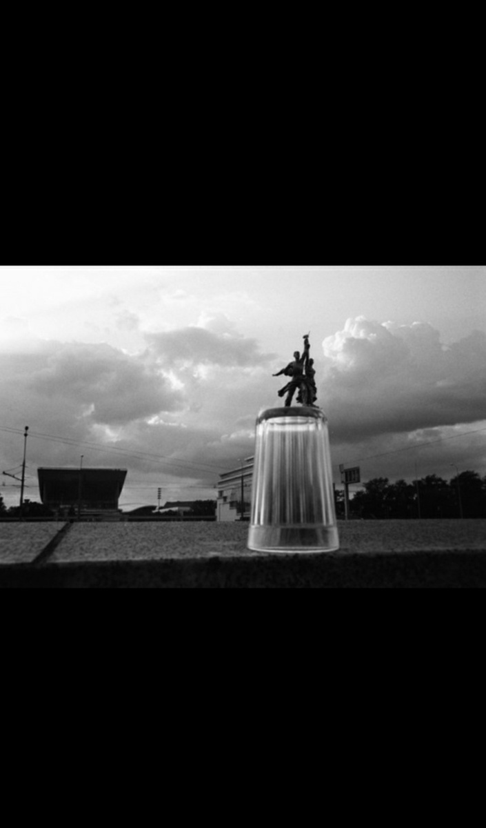 Стакан в СССР был не простой.На нем имеется 14 граней, что означает 14 Союзных республик, а в верхней части ободок 15, обозначающий СССР, которая объединяет республики. 

А создатель интересно го символа - скульптор Мухина, автор композиции Рабочий и колхозница на ВДНХ.