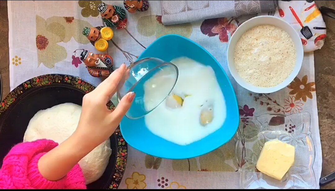 Вливаем заранее заготовленную опару и добавляем муку