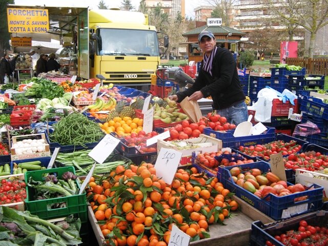 Оптовый овощной рынок в челябинске. Овощной рынок. Итальянские рынки продуктов. Овощи Италии. Овощи в Италии рынок.