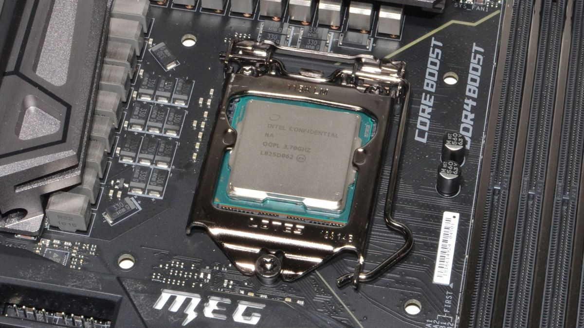 Топовая десктопная модель Intel на текущий момент — Core i9-9900K в материнской плате на базе чипсета Z390.