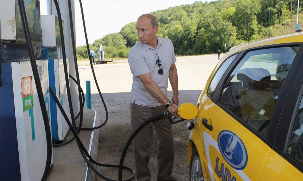 У нас и нефть добывают, и перерабатывают на заводах, и в российские машины заливают самое высотехнол... высокоэкологическое топливо в мире и на Яндекс.Картинках
