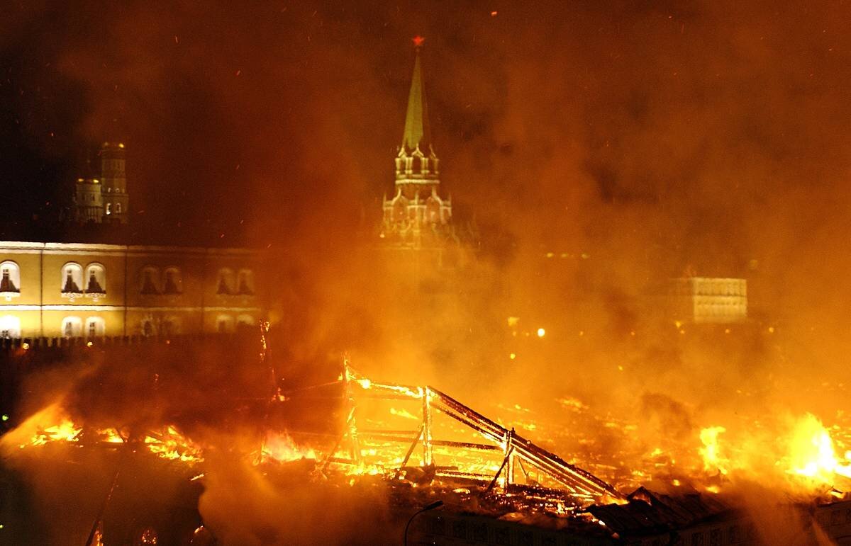  ЖАРА…Жара в Москве вначале была незаметна. То есть, конечно, еще как заметна, но кого же удивишь к июлю жарким днем. Потели, отдувались, обмахивались газетами, в горячих автобусах ловили сквознячок из окон, страдая в давке чужих жарких тел, и неприятное чувство прикосновения мирилось только, если  к молодым женщинам, которые старались отодвинуть свои округлости не столько из нежелания и достоинства, но просто и так жарко. «Ну и жара сегодня.– Обещали днем тридцать два.–  с ума сойти!» Хотя с ума, разумеется, никто не сходил. Дома отдыхали в трусах, дважды лазая под душ.....[Так прошел день, и другой, и столбик термометра уперся в 33. Ветра не было, и в прокаленном воздухе стояли городские испарения. Одежда пропотевала и светлый ворот пачкался раньше, чем добирался от дома до работы. Расторопная московская рысь сменялась неспешной южной перевалочкои: иначе уже в прохладном помещении с тебя продолжал лить пот, сорочки и блузки размокали, и узоры бюстгальтеров проявлялись на всеобщее обозрение – откровенно не носившие их цирцеи сутулились, отлепляя тонкую ткань от груди, исключительно из соображений вентиляции.По прогнозам жаре уже полагалось спасть, но к очередному полудню прогрев достиг 34. Это уже случалось в редкий год. Скандальный «Московский комсомолец» выдавал хронику сердечных приступов в транспорте и на улицах, и в метро врубили наконец полную вентиляцию, не работавшую из экономии энергии лет пять. Ошалевшие граждане в гремящих вагонах наслаждались прохладными потоками.Суббота выдала 35, и на пляжах было не протолкнуться. Песок жег ступни: перебегали, поухивая. В тени жались вплотную; энтузиасты загара обтекали на подстилки, переворачиваясь. Парная вода кишела.Воскресные электрички были упрессованы, будто объявили срочную эвакуацию, тамбуры брались с боя. Москва ринулась вон, на природу, под кусты, на свои и чужие дачи; под каждым лопухом торчала голова, и в глазах маячило извещение: хочу холодного пива.Продажа пива и лимонада действительно перекрыла рекорды. Главным наслаждением манило глотнуть колющееся свежими пузырьками пойло из холодильника, фирмы сняли с телевидения рекламу прохладительных напитков: и так выпивали все, что течет.С каким-то даже мазохистским злорадством внимали:– Метеоцентр сообщает: сегодня в Москве был зафиксирован абсолютный рекорд температуры в этом столетии – в отдельных районах столицы термометры показали +36,7°С. На ближайшие сутки ожидается сохранение этой необычной для наших широт жары, после чего она начнет спадать. Падение температуры будет сопровождаться ливневыми дождями и грозами.Дышать стало трудно. Солнечная сторона улиц вымерла. Плывя в мареве по мягкому асфальту, прохожие бессознательно поводили отставленными руками, стремясь охладиться малейшим движением воздуха по телу.Июль плыл и плавился, и солнце ломило с белесых небес.И долгожданные вечера не приносили облегчения и прохлады. Окатив водой полы, спали голыми поверх простынь, растворив окна, и утром вешали влажные постели на балконах, где уже жег руки ядовитый ультрафиолет.Дождей не было, а поднялось до 38, и это уже запахло стихийным бедствием. Примечательно, что те, чьей жизни непосредственно жара не угрожала, не болело сердце и не подпирало давление, воспринимали происходящее не без любопытства и даже веселого удовлетворения: ох да ни фига себе! ну-ну, и долго так будет? вот да.Сердечникам было хуже. Под сиреной летала «скорая», и десяток свалившихся на улице с тепловым ударом увозился ежедневно.Вентиляторы – настольные, напольные, подвесные и карманные, с сектором автоповорота и без, простые и многорежимные – стали обязательной деталью быта; вращение, жужжание, комнатный ветерок вошли в антураж этого Лета.А явно заболевший паранойей градусник показал 39, и его приятель и подельник барометр мертво уперся в «великую сушь».– Ниче-го себе лето!..Полез спрос на автомобильные чехлы, и только белые, отражающие солнце. Оставленная на припеке машина обжигала, сидение кусало сквозь одежду – рвали с места, пусть скорей обдует. Богатые лепили автомобильные кондиционеры, что в странах жарких нормально или даже обязательно.Кондиционер стал королем рынка электротоваров. Их ящики выставились в окна фирм, и теплая капель с фасадов кропила прохожих, оставляя неопрятные потеки на тротуарах.На верхние этажи вода доходила только ночью. Набирали кастрюли и ведра для готовки, наполняли ванну – сливать в унитаз, мыться из ковшика над раковиной.В связи с повышенной пожароопасностью лесов были запрещены выезды на природу, станции и шоссе перекрыли млеющие пикеты ГАИ и ОМОНа. Зыбкий желтоватый смог тлел над столицей.В этих тропических условиях первым прибег к маркизам (забытое слово «маркизет»!) Мак Дональде. Жалюзи помогали мало и закрывали витрины – над витринами простерлись, укрыв их тенью, навесы ткани. И спорые работяги на телескопических автовышках монтировали металлические дуги на солнечные фасады – Тверская и весь центр расцветились, как флагами, пестрыми матерчатыми козырьками.– О черт, да когда ж это кончится… ф-фу, Сахара…Появились объявления: «Прачечная временно закрыта по техническим причинам». «Баня временно не работает в связи с ремонтом водопровода».– Небывалая засуха поразила Подмосковье. Пересыхание источников привело к обмелению многих водоемов. Уровень воды в Москва-реке понизился до отметки два и семь десятых метра ниже ординара.При 40 реальную нехватку воды ощутили заводы. Зеркала очистных сооружений и отстойников опускались, оставляя на месте водной глади бурую вонючую тину, под иссушающим зноем превращающуюся в шершавую слоеную пленку.Караванами поперли многотонные фуры с прицепами воду в пластиковых канистрах из Финляндии и Германии, канистры эти с голубыми наклейками продавались во всех магазинах и ларьках.А градусник лез, и был создан наконец Городской штаб по борьбе со стихийным бедствием, который возглавил мэр Москвы Юрий Лужков. Жесткий график почасовой подачи воды в жилые кварталы. Советы в газетах: носить только светлое, двигаться медленно, не выходить на солнце, много пить, употреблять холодную пищу, и веселая семейка в телепередаче «Семейный час» деловито делилась опытом: ка-ак только дают воду – муж быстро моет полы, жена шустро простирывает (не занашивать!) белье, дочь резво споласкивает (не жрать жирного в жару!) посуду – двадцать минут, потом по очереди скачут в душ, семь минут на человека, вытираться уже в коридоре – еще двадцать минут, и еще двадцать минут наполняется ванна на предстоящие сутки: час – и все в порядке, все чисты и свежи.Раньше плана и вообще вне плана вставали предприятия и конторы на коллективный отпуск. Все равно работать считай бросили. Устали. Ждали спада, дождя, прохлады.И появились голубые автоцистерны-водовозки. Загремели ведра. Активисты из жильцов собирали деньги по графику: машина заказывалась по телефону, фирмы развернулись мигом, возили из и даже Свири, дороже и престижней была ладожская вода, но очереди на вызов росли, машин не хватало.И вышла на улицу ветхая старушка с забытым в истории предметом – довоенным солнечным зонтиком. Гениально – идти и нести над собой тень! Цены прыгнули ажиотажно, крутнулась реклама, контейнеры бамбуковых зонтов с росписью по синтетическому шелку поволокли челноки из Китая.– Слушайте, это ж уже можно подохнуть! Что делается?! Ничего себе парниковый эффект пошел.– Ну, не надо драматизировать. Для Ташкента – нормальная летняя температура.Здесь был не Ташкент, и при сорока трех градусах стали жухнуть газоны. Ночами поливальные машины скупо обрызгивали только самый центр. Листва сворачивалась и шуршала сухим жестяным шорохом.Духота верхних этажей под крышами стала физически  непереносимой. Городской штаб изучал опыт Юга и изыскивал меры: крыши прогонялись белой, солнцеотражающей, краской – эффект! Любая белая краска вдруг стала (еще одно забытое слово) «дефицитом» – граждане самосильно защищались от зноя.Не модой, но формой одежды сделались шорты. Модой было, напротив, не носить темных очков и настоятельно рекомендуемых головных уборов. Отдельная мода возникла у стриженых мальчиков в спортивных кабриолетах – белые пробковые шлемы.Первыми на ночной график перешли рестораны – те, что и были ночными, просто закрывались днем за ненадобностью. С одиннадцати до пяти дня прекратили работу магазины, наверстывая утром и вечером. И очень быстро привычным, потому что естественным, стало пересидеть самую дневную жару дома, отдохнуть, вздремнуть – вошла в нормальный обиход сьеста. Замерла дневная жизнь – зато закипела настоящая ночная: в сумерки выползал народ на улицы, витрины горели, машины неслись – даже приятно и романтично, как отдых в Греции.На сорока пяти все поняли окончательно, что дело круто не ладно. Ежедневно «Время» информировало о поисках учеными озоновой дыры и очередном климатическом проекте. Информация была деловито-бодрой, но причины феномена истолкованию не поддавались.В пожарах дома полыхали, как палатки. Пожарные в касках и брезенте валились в обмороки. Пеногонов не хватало, воды в гидроцентралях не было, телефонные переговоры об аварийном включении не могли не опаздывать. В качестве профилактических мер отключили газ; плакаты заклинали осмотрительно пользоваться электроприборами и тщательно гасить окурки. За окурок на сгоревшем газоне давали два года.На сорока семи потек асфальт тротуаров и битум с крыш. Под кондиционером дышать можно было, но передвигаться днем по городу – опасно: босоножки на пробковой подошве (иная обувь годилась плохо) вязли, а сорваться босиком – это ожог, как от печки.Опустели больницы. В дикой сауне палат выжить не мог и здоровый. Одних забрали родственники, другие забили холодильники моргов.Ночами экскаваторы еще рыли траншеи кладбищ. Стальные зубья ковша со звоном били в спекшуюся камнем глину.И перестал удивляться глаз трупам на раскаленных улицах, которые не успел подобрать ночной фургон. Газы бродили в их раздутых и с треском опадающих животах, кожа чернела под белым огнем, и к закату тело превращалось в сухую головешку, даже не издающую зловония.Но и при пятидесяти город еще жил. По брусчатке старых переулков и песку обугленных аллей проскакивали автомобили, на асфальтовых перекрестках впечатывая глубокие черные колеи и швыряя шмотья из-под спаленных шин. Еще работали кондиционированные электростанции, гоня свет и прохладу деньгам и власти. Прочие зарывались в подвалы, дворницкие, подземные склады – в глубине дышалось.Еще открывались ночами центральные супермаркеты, зовя сравнительной свежестью и изобилием, а для бедных торговали при фонариках рынки. Дребезжали во мгле автобусы, и пассажиры с мешками хлеба и картошки собирали деньги водителю, когда путь преграждал поставленный на гусеничные ленты джип с ребятками в белых балахонах и пробковых шлемах, небрежно поглаживающих автоматы.Днем же господствовали две краски: ослепительно белая и безжизненно серая. В прах рассыпался бурьян скверов, хрупкие скелетики голубей белели под памятниками, а в сухом мусоре обнажившегося дна Москва-реки дотлевали останки сожравших их когда-то крыс, не нашедших воды в последнем ручейке.Дольше жили те, кто собирался большими семьями, сумел организоваться, сообща заботиться о прохладе, воде и пище. Ночами во дворах мужчины бурили ручными воротами скважины, стремясь добраться до водоносных пластов. Рыли туалеты, строили теневые навесы над землянками. По очереди дежурили, охраняя свои скудные колодцы, группами добирались до рынков, всеми способами старались добыть оружие.Спасительным мнилось метро, не вспомнить когда закрытое: передавали, что там задохнулись без вентиляции; что под вентиляционными колодцами властвуют банды и режутся меж собой; что спецохрана защищает переходы к правительственному городу, стреляя без предупреждения; что убивают за банку воды.Градусники давно зашкалило за 55, и в живых оставались только самые молодые и выносливые. Телевизоры скисли давно, не выдержав режима, но держались еще древние проводные репродукторы, передавая сообщения о подземных стационарах, где налаживается нормальная жизнь, о завтрашнем спаде температуры – и легкую музыку по заявкам слушателей.Свет и огонь рушились с пустых небес, некому уже было ремонтировать выгнутые рельсы подъездных путей и севший бетон посадочных полос, и настала ночь, когда ни один самолет не приземлился на московских аэродромах, и ни один поезд не подошел к перрону.Последним держался супермаркет на Новом Арбате, опора новых русских, но подвоз прекратился, замер и он, и ни один автомобиль не нарушил ночной тишины.С остановкой последней электростанции умолк телефон, прекратилось пустое гудение репродуктора, оборвали хрип сдохшие кондиционеры.Днем город звенел: это трескались и осыпались стекла из рассохшихся перекошенных рам, жар высушивал раскрытые внутренности домов, постреливала расходящаяся мебель, щелкали лопающиеся обои, с шорохом оседая на отслоенные пузыри линолеума. Крошкой стекала с фасадов штукатурка.Температура повышалась. Слепящее солнце пустыни било над белыми саркофагами и черными памятниками города, над рухнувшей эспланадой кинотеатра «Россия», над осевшими оплавленными машинами, над красной зубчаткой Кремля, легшими на Тверской фонарными столбами, зияющими вокзалами