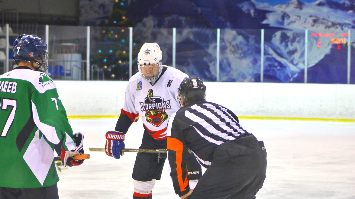 Многолетний лидер и капитан команды, Александр Кабардин. Провёл за ХК "Скорпионы" больше 100 официальных игр. Начиная с сезона 14/15, набрал 69 (29-40) очков в Зеленоградской хоккейной лиге. 