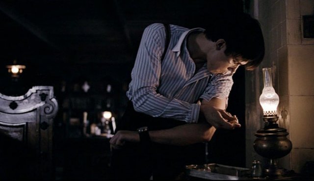 Поляков ставит себе укол морфия