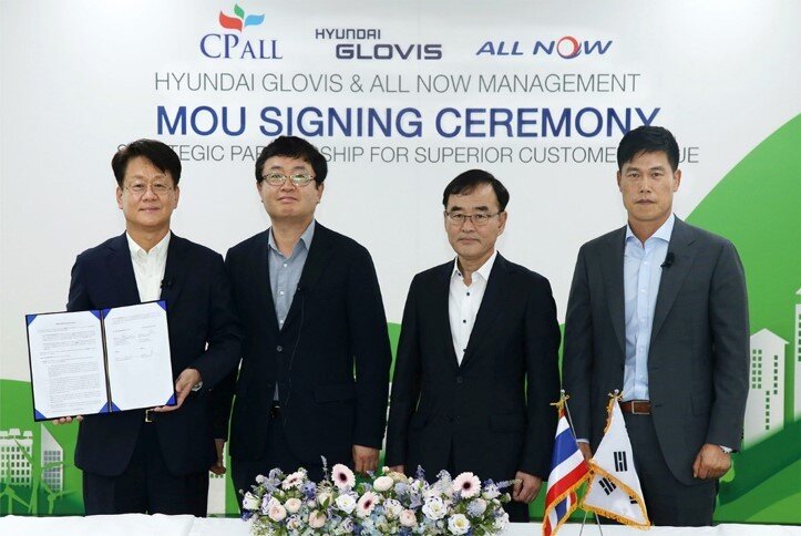 Генеральный  директор Hyundai Glovis Ким Чон Хун (четвертый справа) и официальные  лица делают снимок после церемонии подписания контракта с тайской  Charoen Pokphand Group в среду. (Hyundai Glovis)
