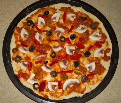 Пицца с разложенными овощами