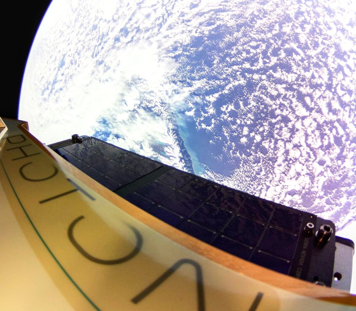 Фото с борта спутника Photon на орбите вокруг Земли, наши дни. Фото Rocket Lab