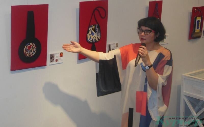 Анна Толстикова проводит экскурсию. Фото: Сергей Мартинович