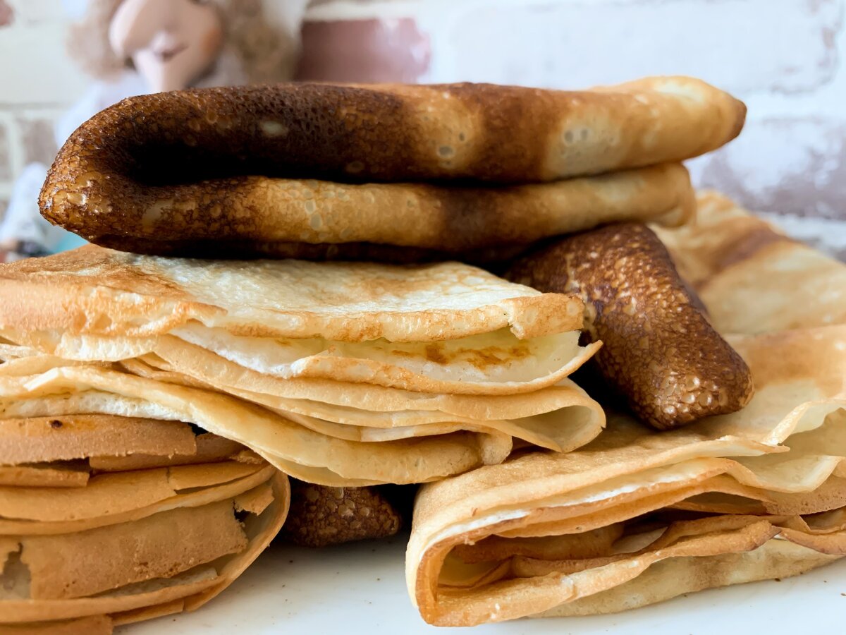 тонкие блины. блинчики с дырками. блинчики тонкие с дырочками. блины на кефире. кружевные блины.