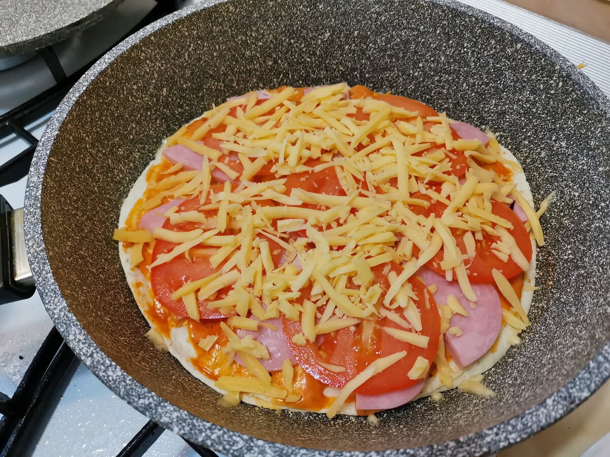 пицца на сковороде из лаваша с яйцом помидором колбасой и сыром рецепты с фото фото 88