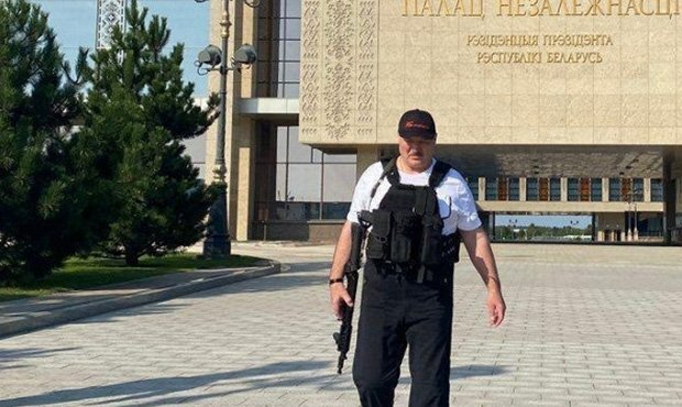 Лукашенко возле дворца независимости с автоматом в руках.