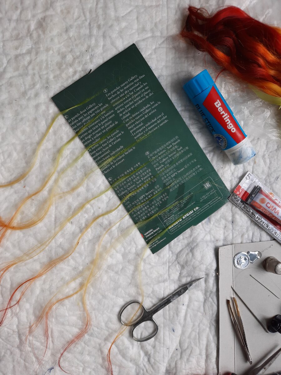 Пряди сохнут на листе картона.