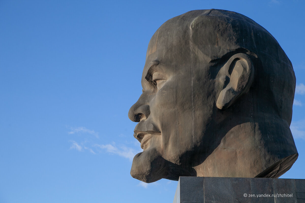 Покажи голову. Голова Ленина в Улан-Удэ. Памятник Ленину (Улан-Удэ). Самая большая голова Ленина в Улан-Удэ. Гор Улан Удэ голова Ленина.