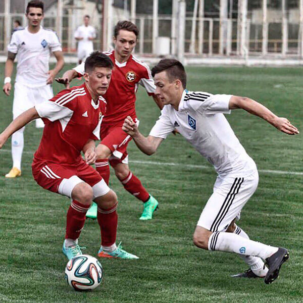 Для себя покупал фишки, а когда не было – обводил деревья или просто ставил кроссовки и оббегал их. После тренировок приходил домой, у дома находил лужайки с травой и занимался. Или выходил против маленьких ребят и накручивал, сколько мог.