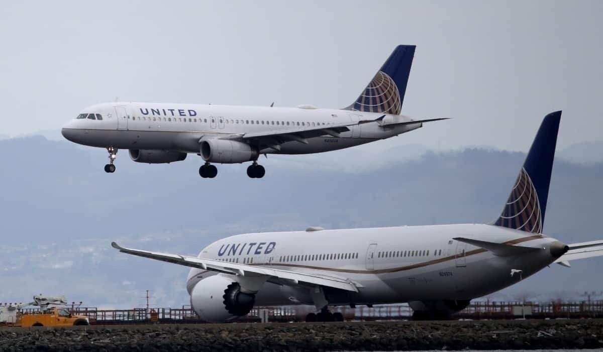 Пилоты United Airlines согласились работать меньше, чтобы сохранить свои рабочие места. Фото: Getty Images
