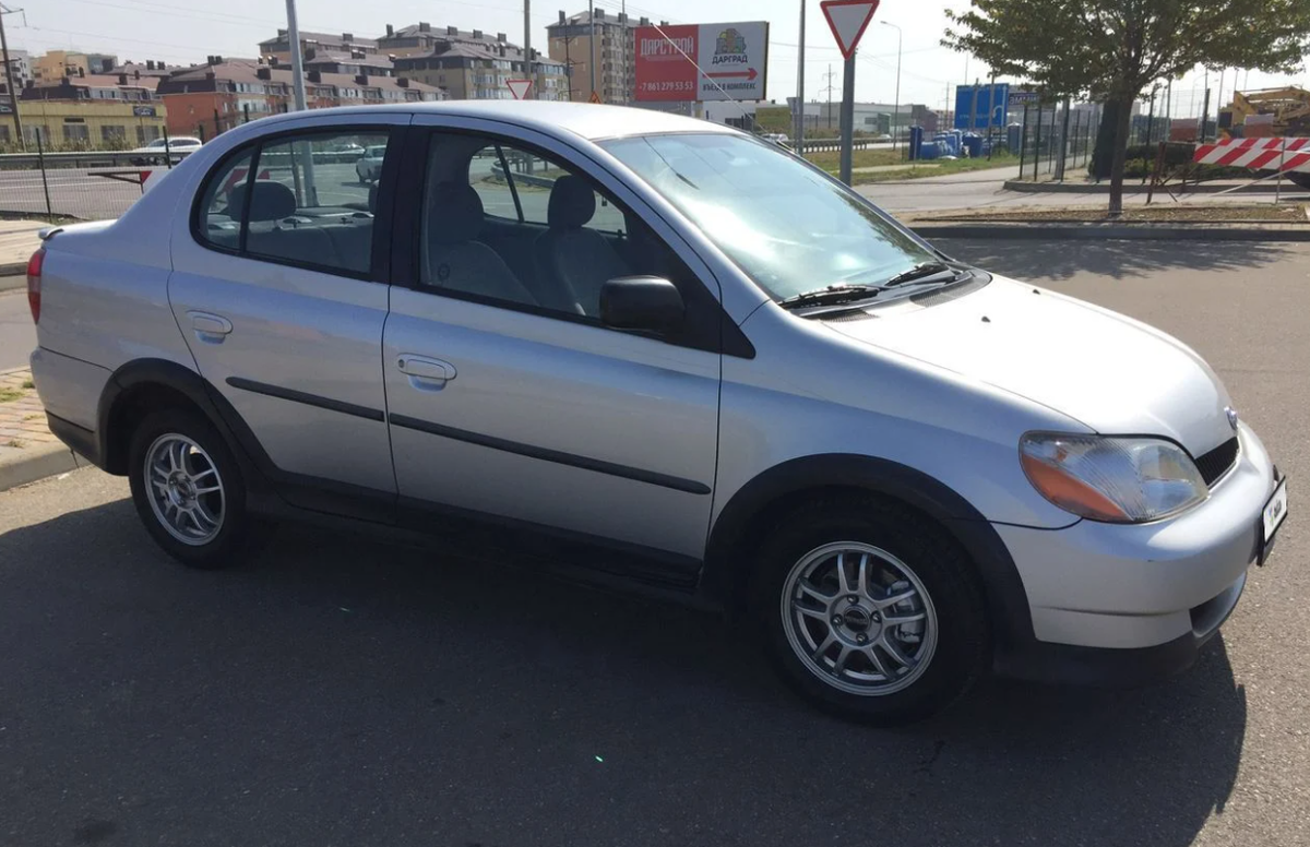 Пластиковый обвес - как у кроссоверов. Очень практично.